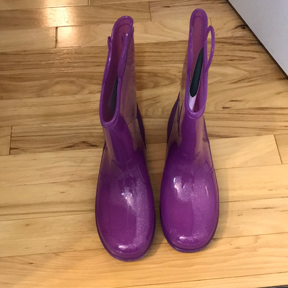 Brand new size 5 big girls rain boots.